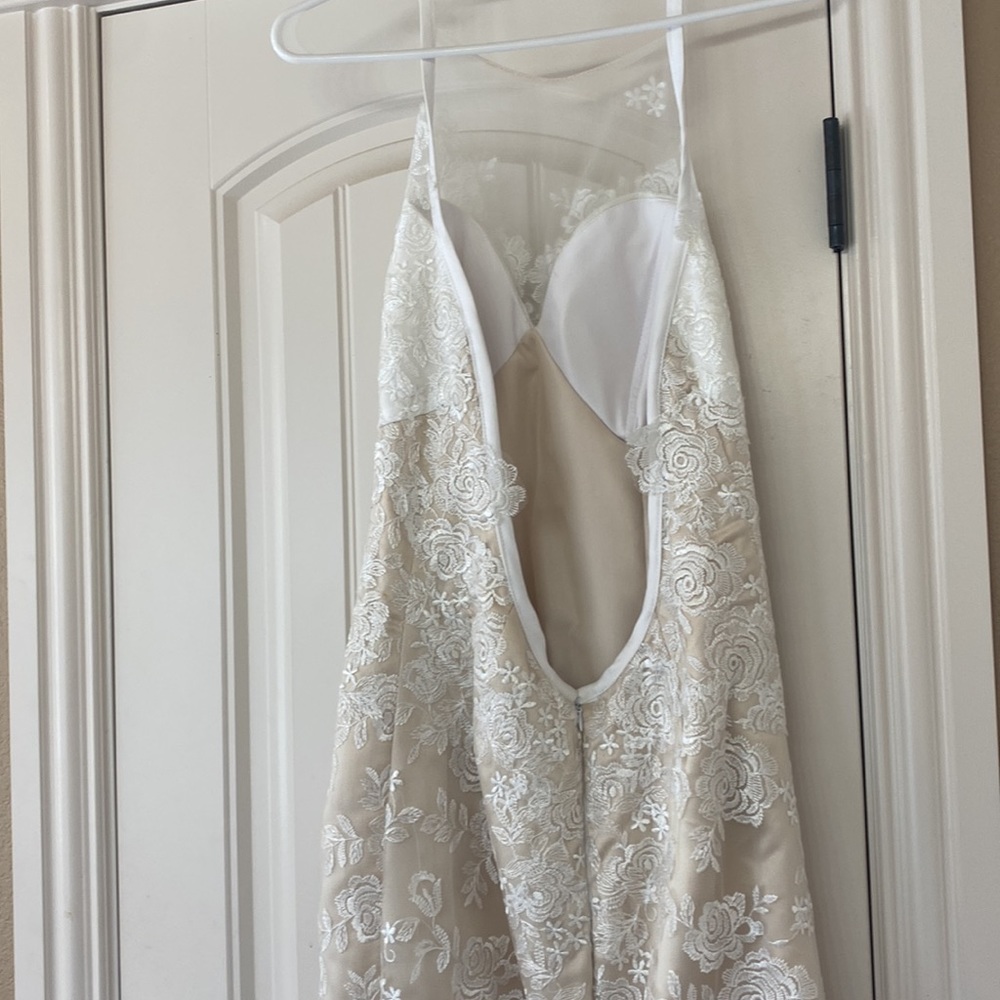 Beautiful lace wedding dress with sheer lace train - Picture 3 of 7